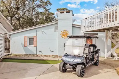 Image de The Beach Bunker-Renovated Vintage Coastal Retreat with Rooftop Deck & Golf Cart