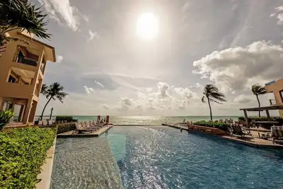 Image de Ocean Elegance\nContemporary Beachfront Escape at El Faro Resort Living