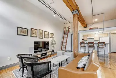 Image de Historic Industrial Loft with a Spacious King bed Suite
