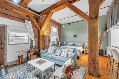 Image de Vibrant, Colorful & Cozy Industrial Loft w/ easy parking