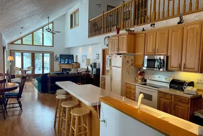 Image de Price Reduced & Licensed! Spacious Lake House for Rent 2025 Nfl Draft