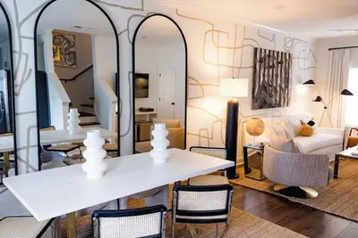 Image de Game day luxury! New! 3 king en suites; 17 min walk to Um; 5 mins to sq;