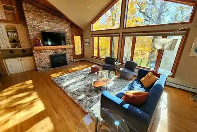 Image de Oak Savanna // A one of a kind retreat 7 miles to Mayo Clinic, 5 bedroom, 3 bath