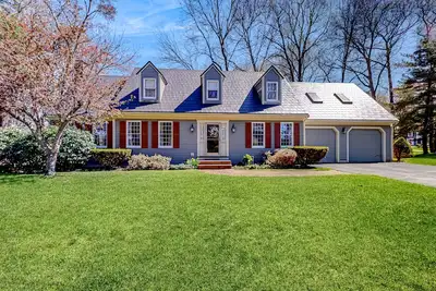 Image de Dog-friendly home with a game room, deck, washer\/dryer, fireplace, & Ac