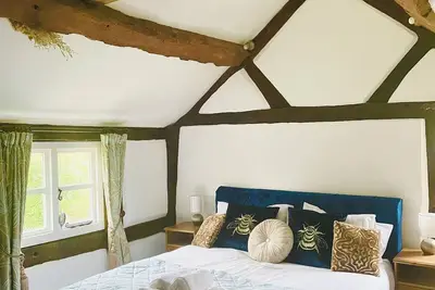 Image de Log-Burner and Beamed Ceilings! Whitbourne Hall and Crumplebury wedding venue