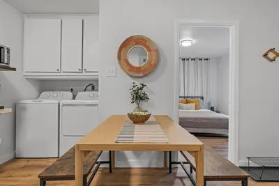 Image de Crew Suite: 2br/2ba | On-Site Laundry | Pets Ok