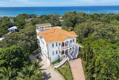 Image de West Bay. 5 minutes walk to the beach. Ocean views, pool, waterfall. 10 Beds/7Bath