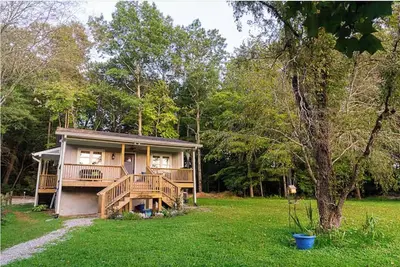 Image de Shangri-La in Etowah:  a serene + cheerful cottage near Pisgah & DuPont Forests