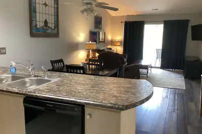 Image de Comfortable remolded 2br 2bath condo, perfect location quiet area