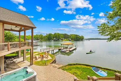 Image de Hot Tub, Game Room, Lakefront, Kayaks & Spacious!