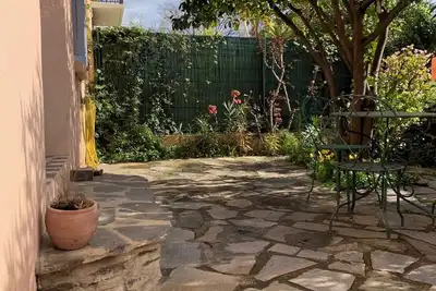 Image de 5min to the beach and town center, comfortable house with terrace and garden