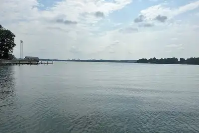 Image de Escape Paradise! Gentle slope to the water, firepit, water skis, paddleboards