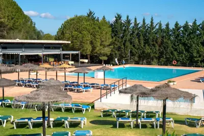 Image de Marina Park Lagos with swimming pool and surrounding green area