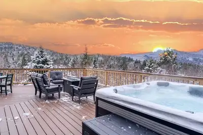 Image de Stunning Summer Mtn Home Near Lake, Pet Friendly 🚣 🌲 🎱 🏓