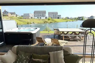 Image de Lakeside retreat with hot tub, games room and on-site spa and pool