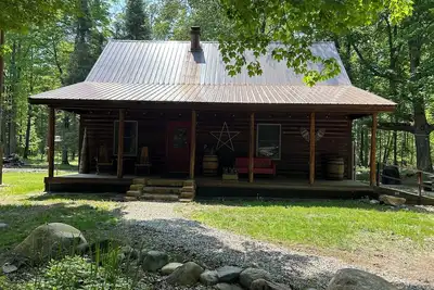 Image de Bear's Den, A cozy 3-bedroom cabin in mature woods on Neebish Island with WiFi