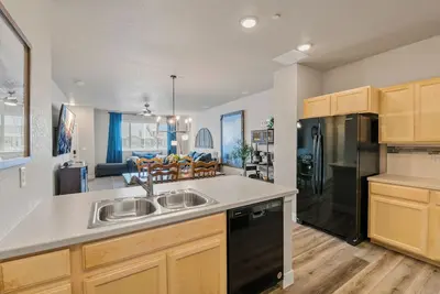 Image de Cozy New Townhome with Stocked Coffee Bar near Downtown Greeley