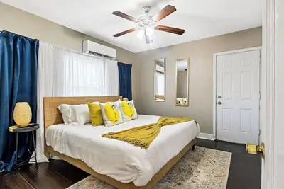 Image de King Size Bed - 1bd 1ba - 5 min to Downtown & Pier