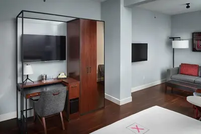 Image de Comfort and Convenience! 2 Mono Queen Units at Axiom Hotel, Pets Allowed