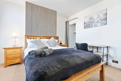 Modern Town House - Contractors + Netflix, 55\"Tv