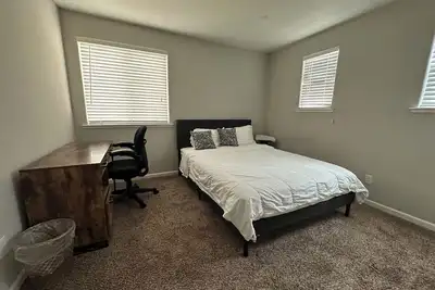 Image de Riverside Retreat - 5 bedroom & 3 Bathroom with Wifi, Ac, Washer & Dryer!