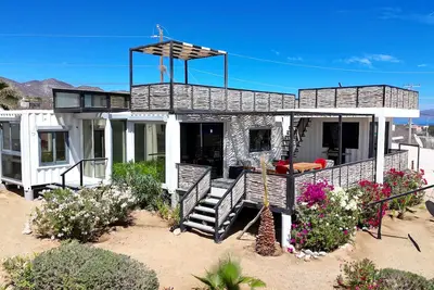 Image de 2 bedroom, 1 bath unique repurposed shipping container home