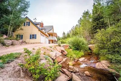Image de Family Friendly house on the creek at Valley Glen