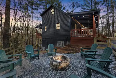 Image de New! Private Mtn Cabin - Views, Hot Tub, Game Room, Tubing, 3min Downtown Helen