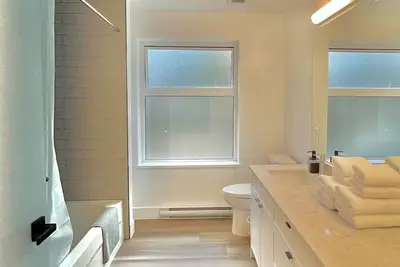 Image de Elegant 3br Townhome | Prime West End Location