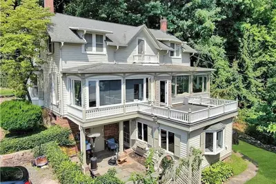 Image de Charming, Nostalgic 4-bedroom Home w Tennis Court Overlooking Hudson River.