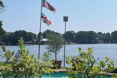 Image de Lakefront Paradise with pool, 3bd 3Ba, Amazing views