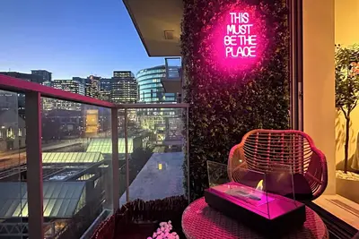 Image de Modern Downtown Vancouver Retreat | Pool, Gym & Free Parking