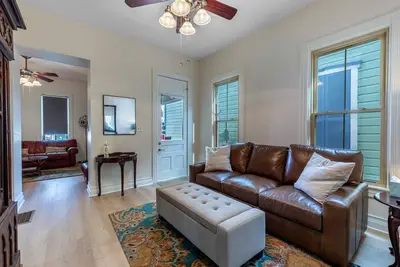 Image de Oasis On Oak\n\n2-bedroom house in Historic Downtown Dayton for Perfect Living!