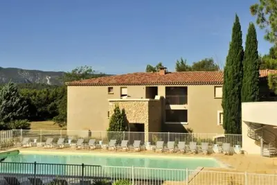 Image de résidence avec piscines à proximité de Gordes