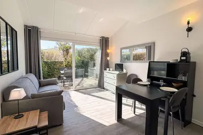 Image de Appartement en résidence avec piscine, cour privée