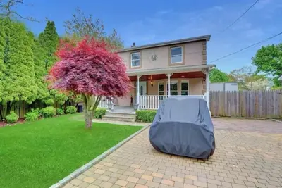 Image de Gateway to the Hamptons in Mastic Beach\nEntire home in Mastic Beach, New York. . .