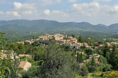 Image de Au cœur du Luberon, spacieuse maison à Grambois, piscine et joli parc.