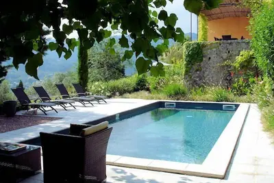 Image de Maison de vacances à Grasse, grand parc arboré, piscine chauffée.