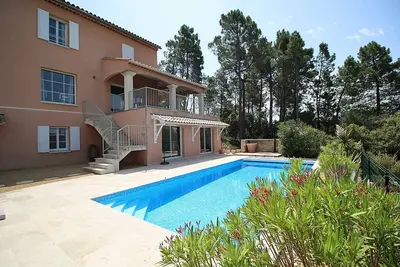 Image de A 9 km de Vaison-la-Romaine, villa au décor moderne, piscine chauffée.