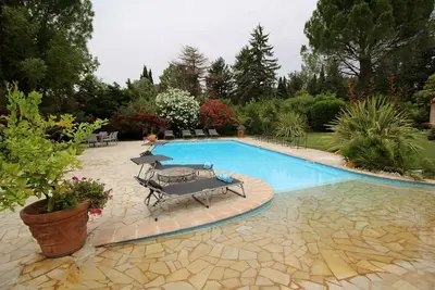 Image de Près de Saint-Rémy-de-Provence, villa avec piscine, climatisée, parc, chien admis (1).