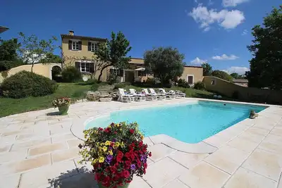 Image de Maison de vacances dans le Luberon en pleine nature, piscine privée.