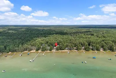 Image de Lakefront Home w Beach @ Higgins Lake!