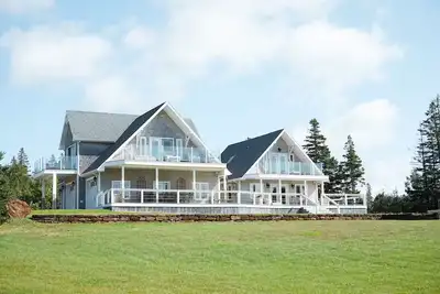 Image de Luxury Water View Home With 2 Living Spaces, Hot Tub & Access To River