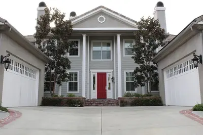 Image de Spacious 5-bedroom house with pool/jacuzzi, fitness room 10 minutes from ocean