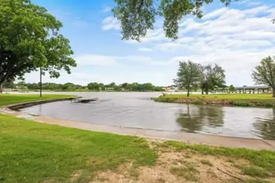 Image de Beautiful yard with Tons of waterfront!