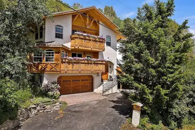 Image de Hike In/Hike Out Authentic German Bavarian Chalet