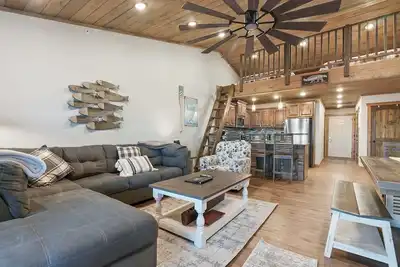 Image de Large Lake Penthouse Condo, 3 bdrm, sleeps 14- Resort Amenities Galore, Ticket & Golf Deals