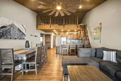 Image de Penthouse Lake View Condo-Sleeps 15, Resort Amenities Galore, Golf & Ticket Discounts