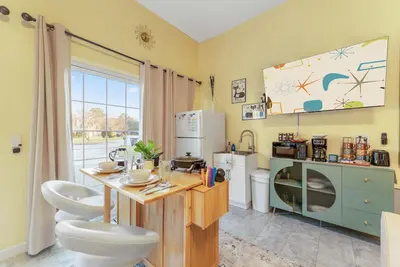 Image de Between Downtown + Tybee - Cozy Vibes