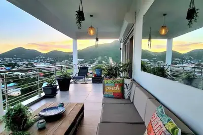 Image de La Vie, a cozy luxury get-away with amazing views and a hottub to indulge in.